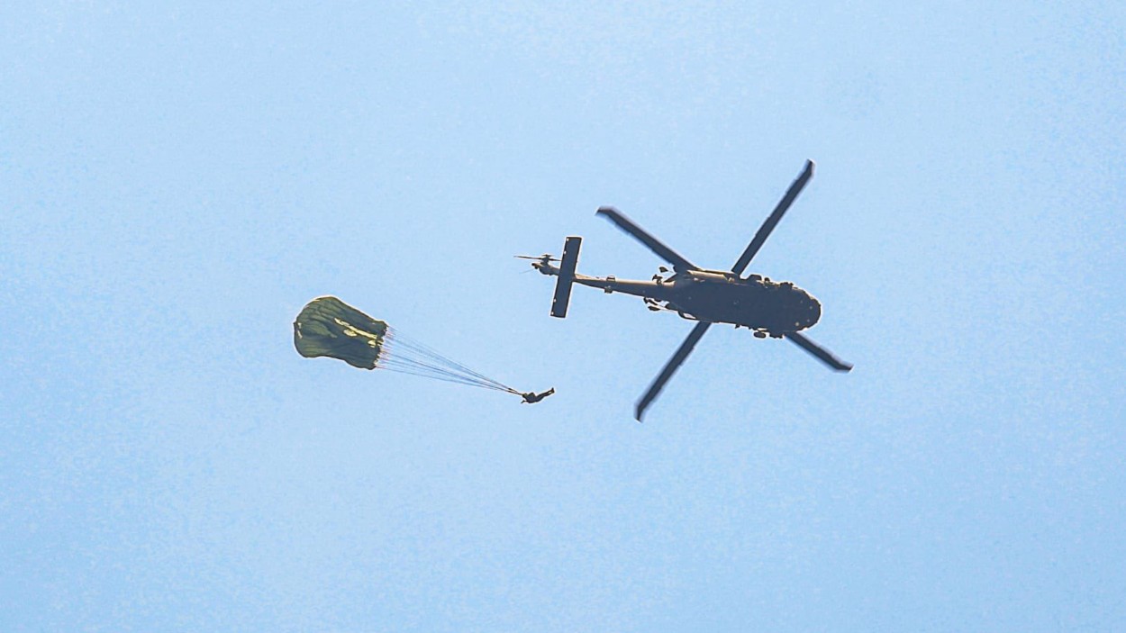Militares realizan operaciones de paracaidismo de combate en Centam Guardian 2026