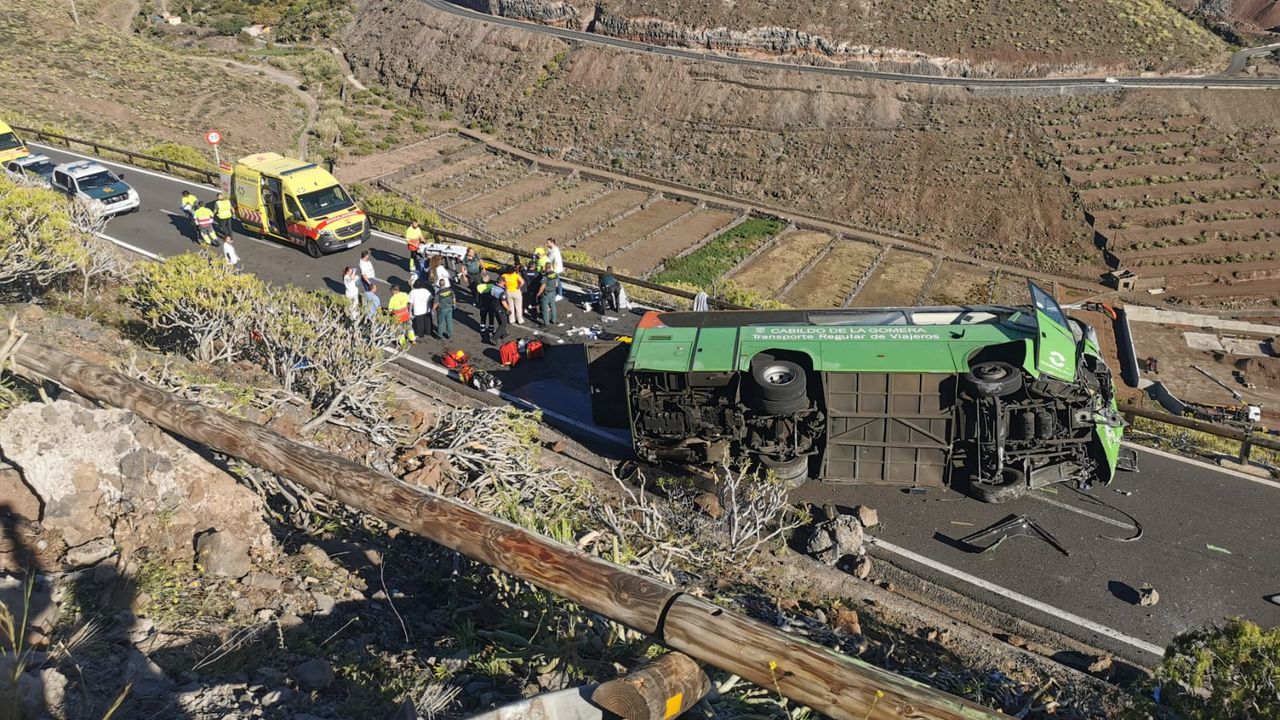 Un muerto y tres heridos tumbas al volcar un bus turístico en la isla española de La Gomera