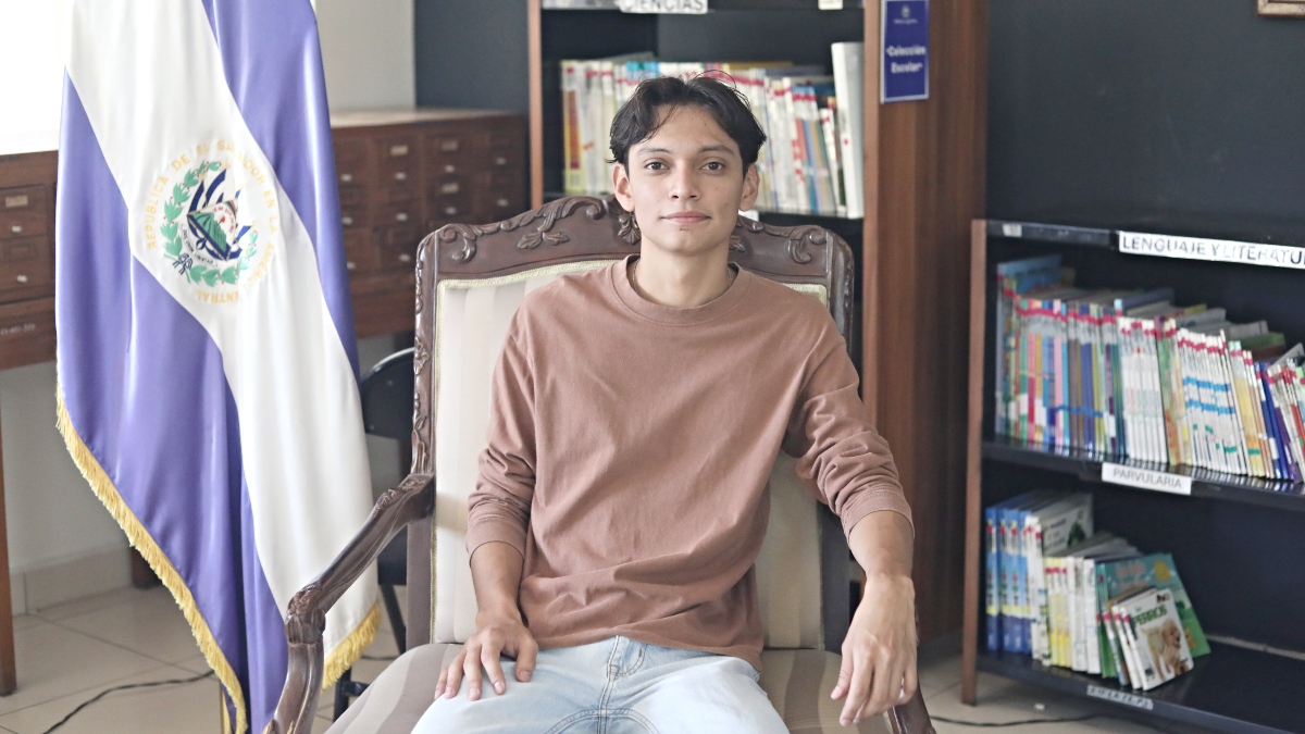 Becario dedicará graduación a su padre