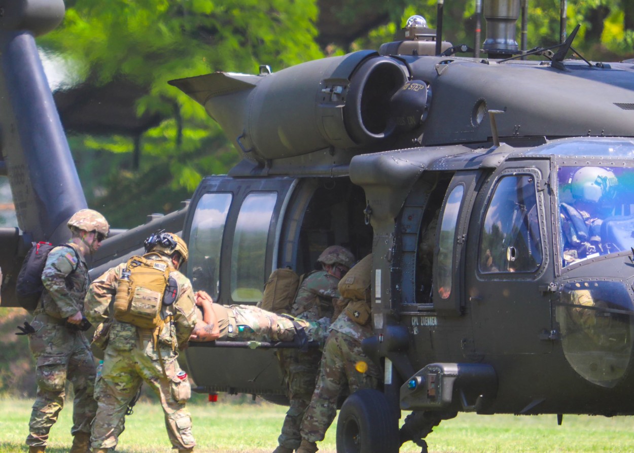 Militares entrenan para evacuar heridos en emergencias