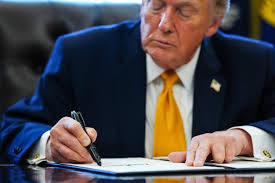 Trump firma orden ejecutiva para regular el deporte universitario