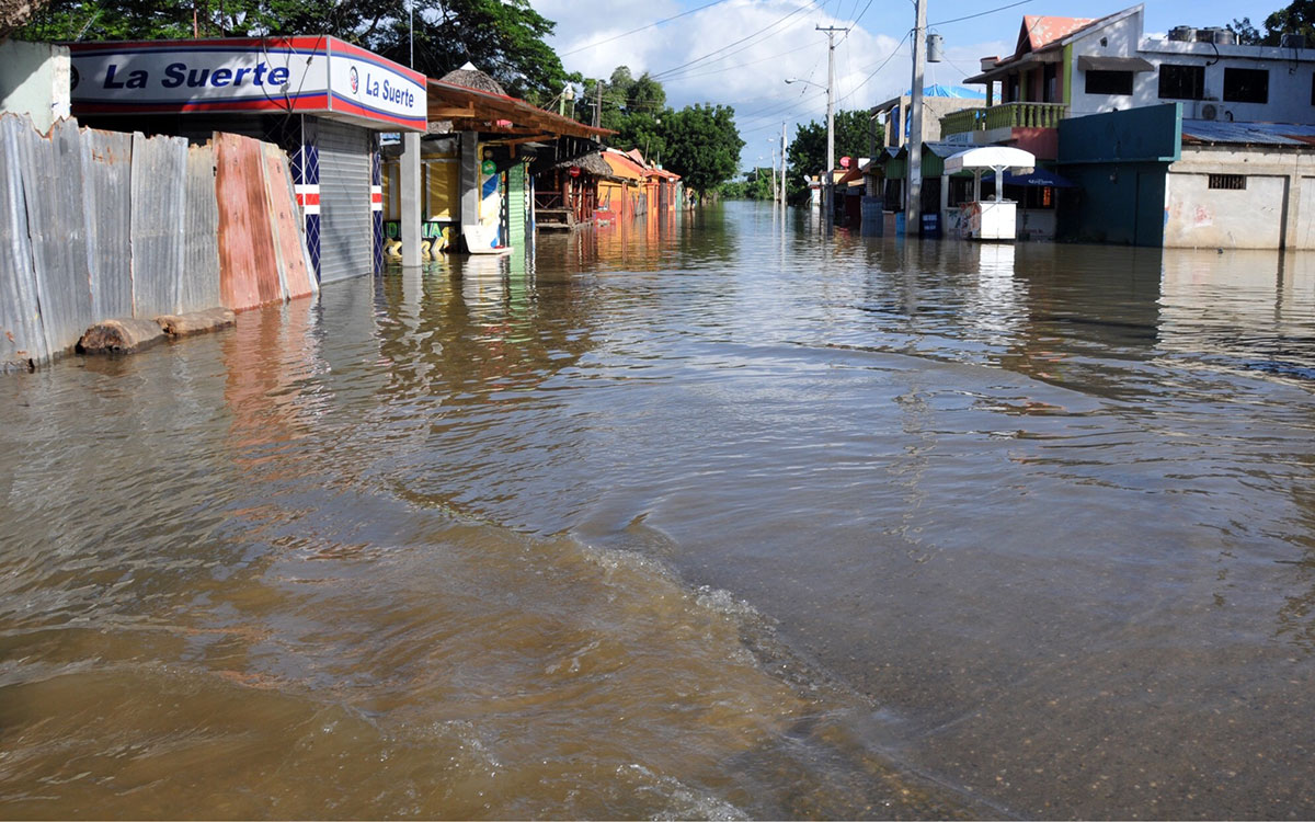 Inundaciones en Dominicana causan cortes eléctricos y obligan a reducir la jornada laboral