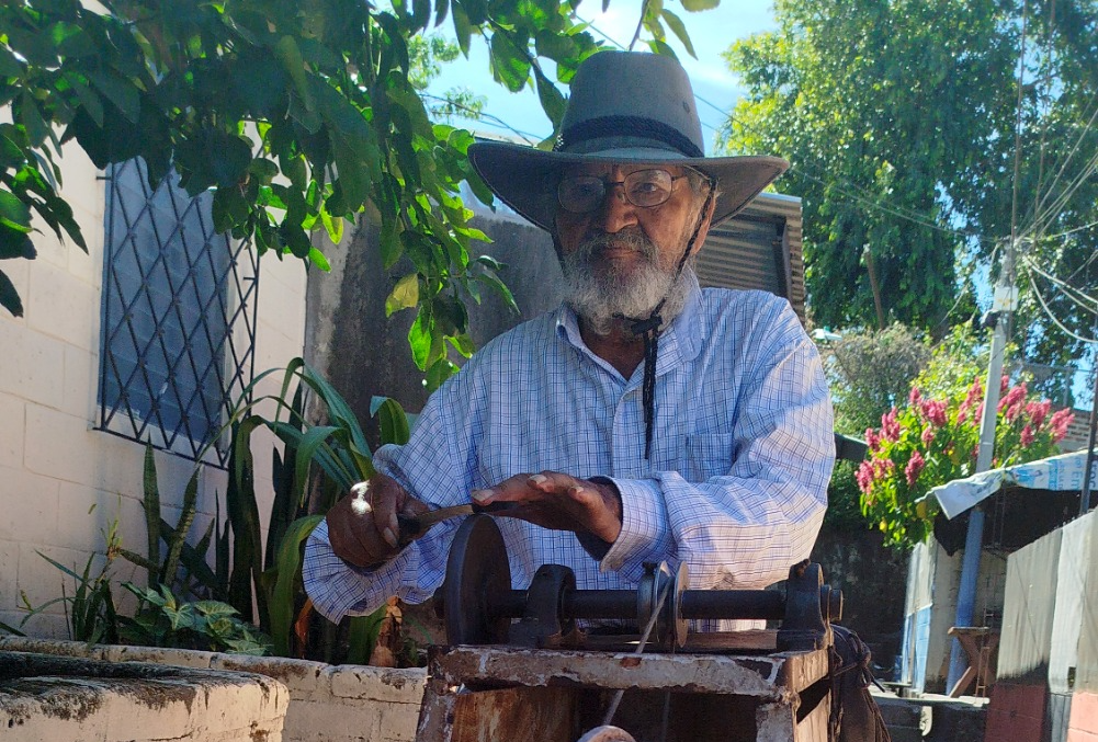 Jorge mantiene vivo en Santa Ana el oficio de afilar herramientas