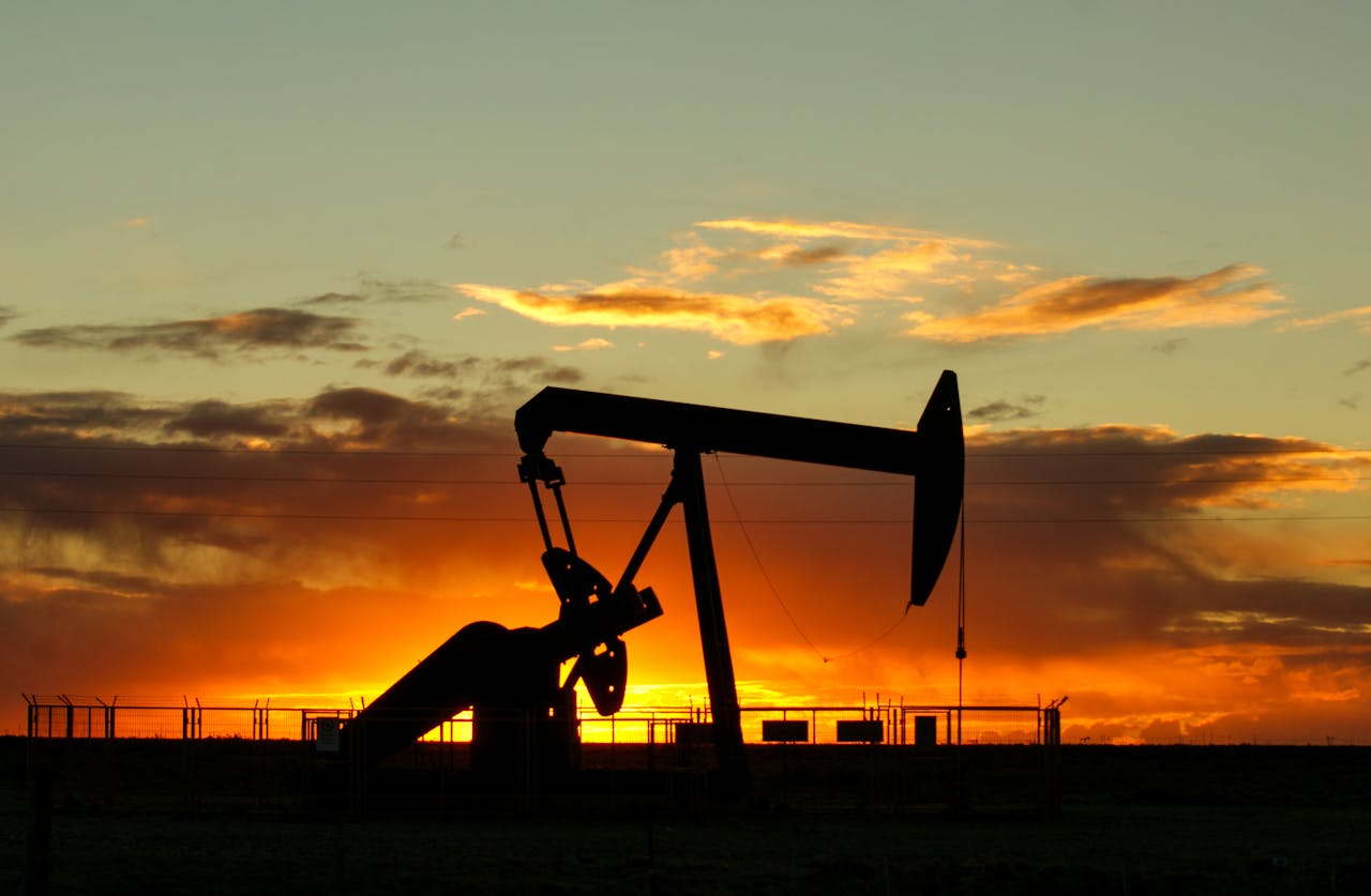 Petróleo se dispara a más de $100 tras discurso de Trump, bolsas asiáticas caen