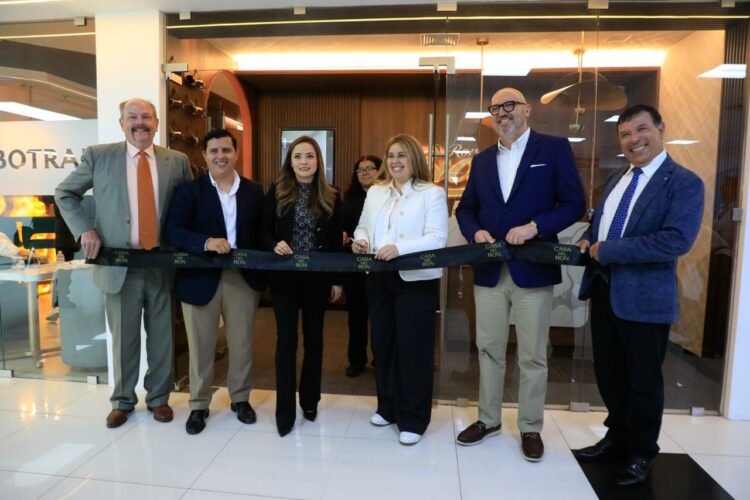 Representantes de Rones de Guatemala participan en el corte de cinta que simboliza la inauguración de «Casa del Ron» en el Aeropuerto Internacional de El Salvador San Óscar Arnulfo Romero y Galdámez.  Foto: Edison Gonzlález / Diario El Salvador