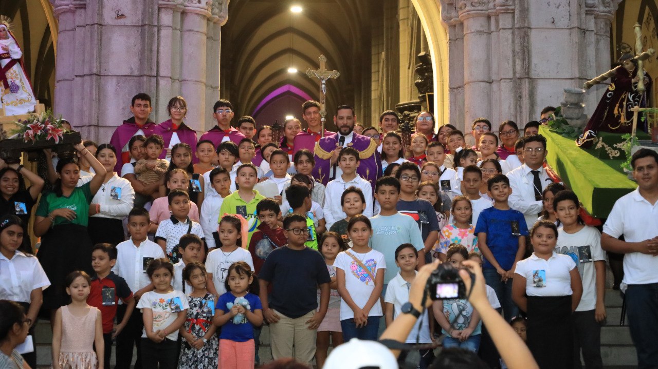 Más de 70 niños participaron en via crucis infantil de la iglesia El Calvario