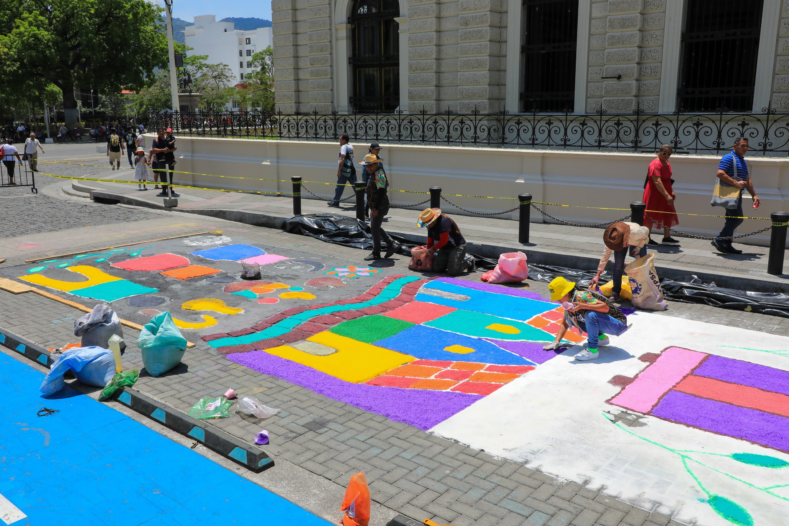 Mega alfombra toma forma en el Centro Histórico de San Salvador