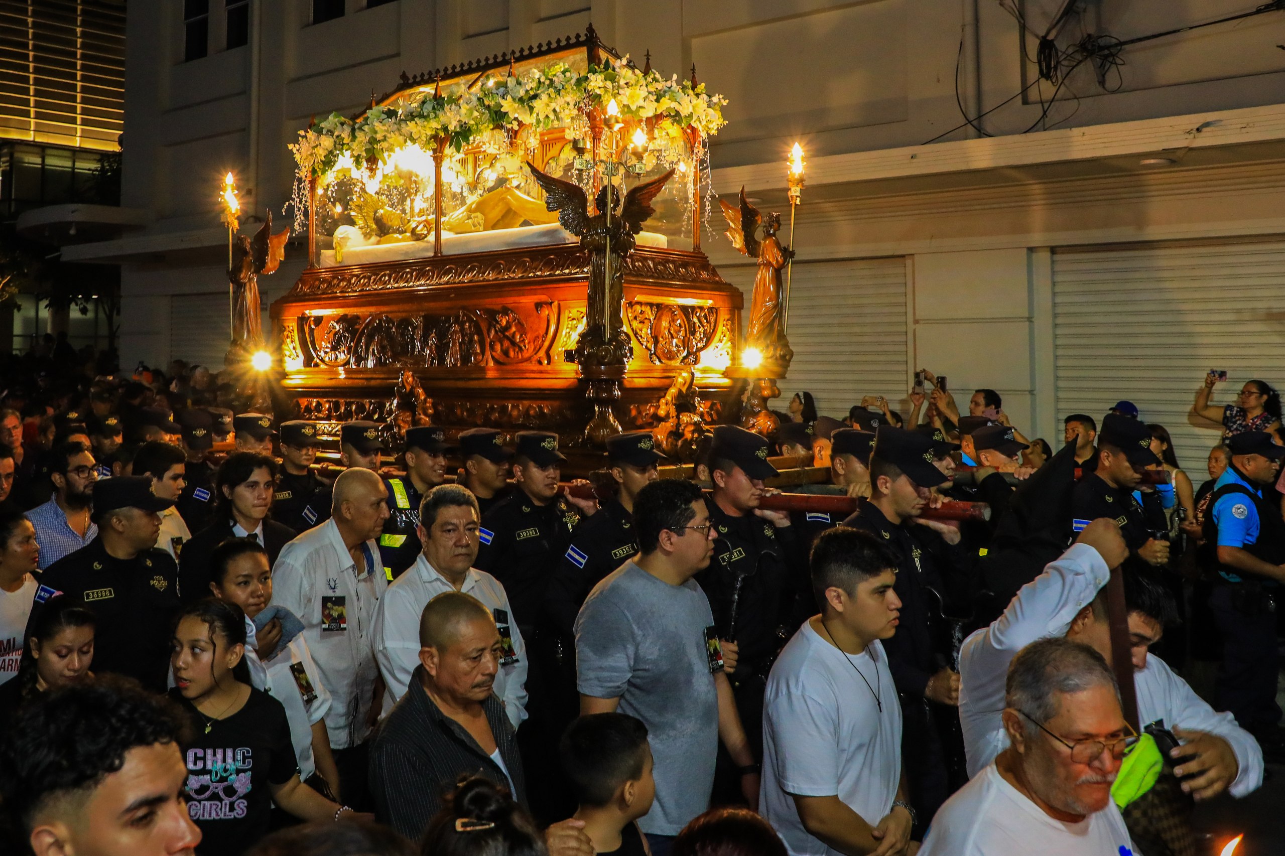 Feligreses asistieron a la procesión del Santo Entierro en el Centro Histórico de San Salvador