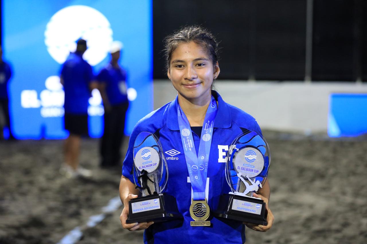 Paola Calderón tuvo triple festejo en la Beach Soccer Cup