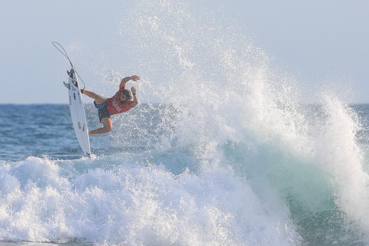Surfistas salvadoreños se lucen en el torneo La Cajita Express