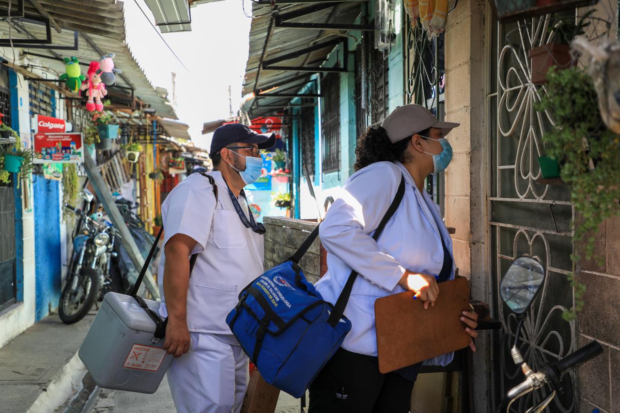 El Ministerio de Salud vacuna a las niñas y mujeres contra el VPH