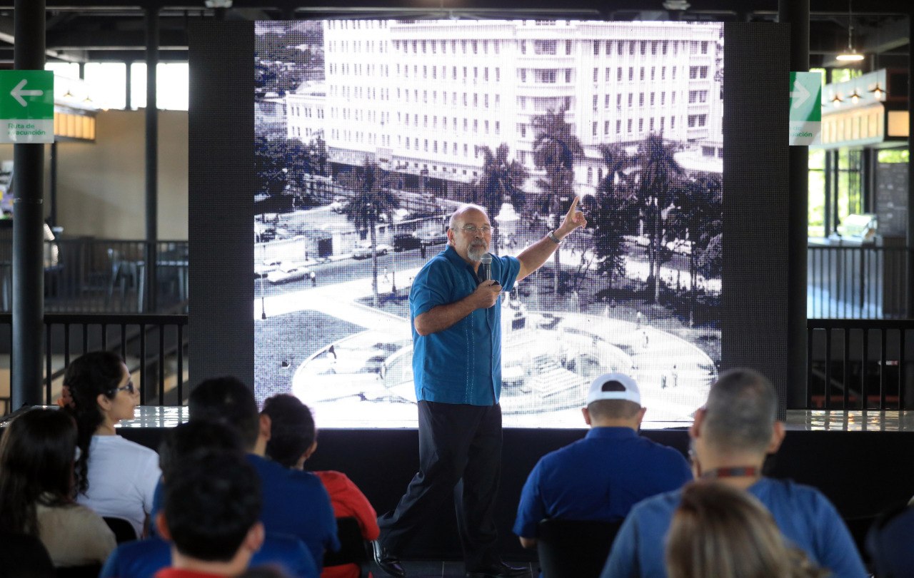 Historiador visual expone conferencia sobre Plazas emblemáticas del Centro Histórico de San Salvador