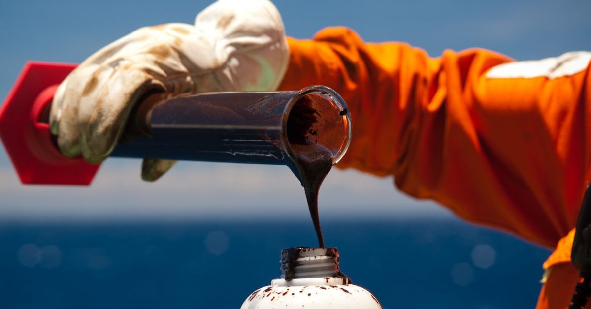 El petróleo se mantiene estable, entre posible desescalada de la guerra y bloqueo de Ormuz