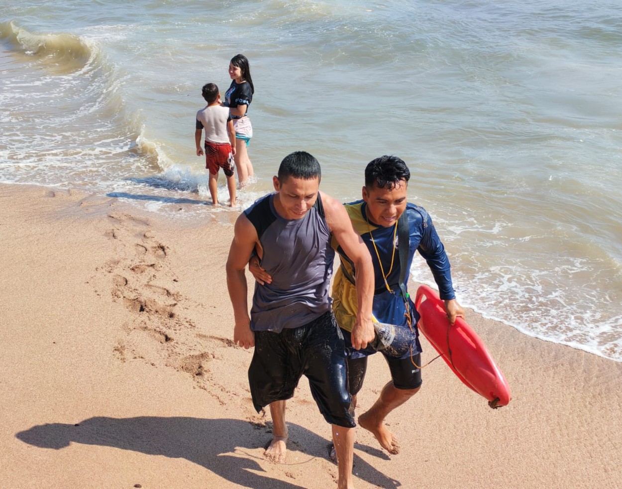 Soldados rescatan a tripulantes de embarcación que volcó en Bocana El Cordoncillo