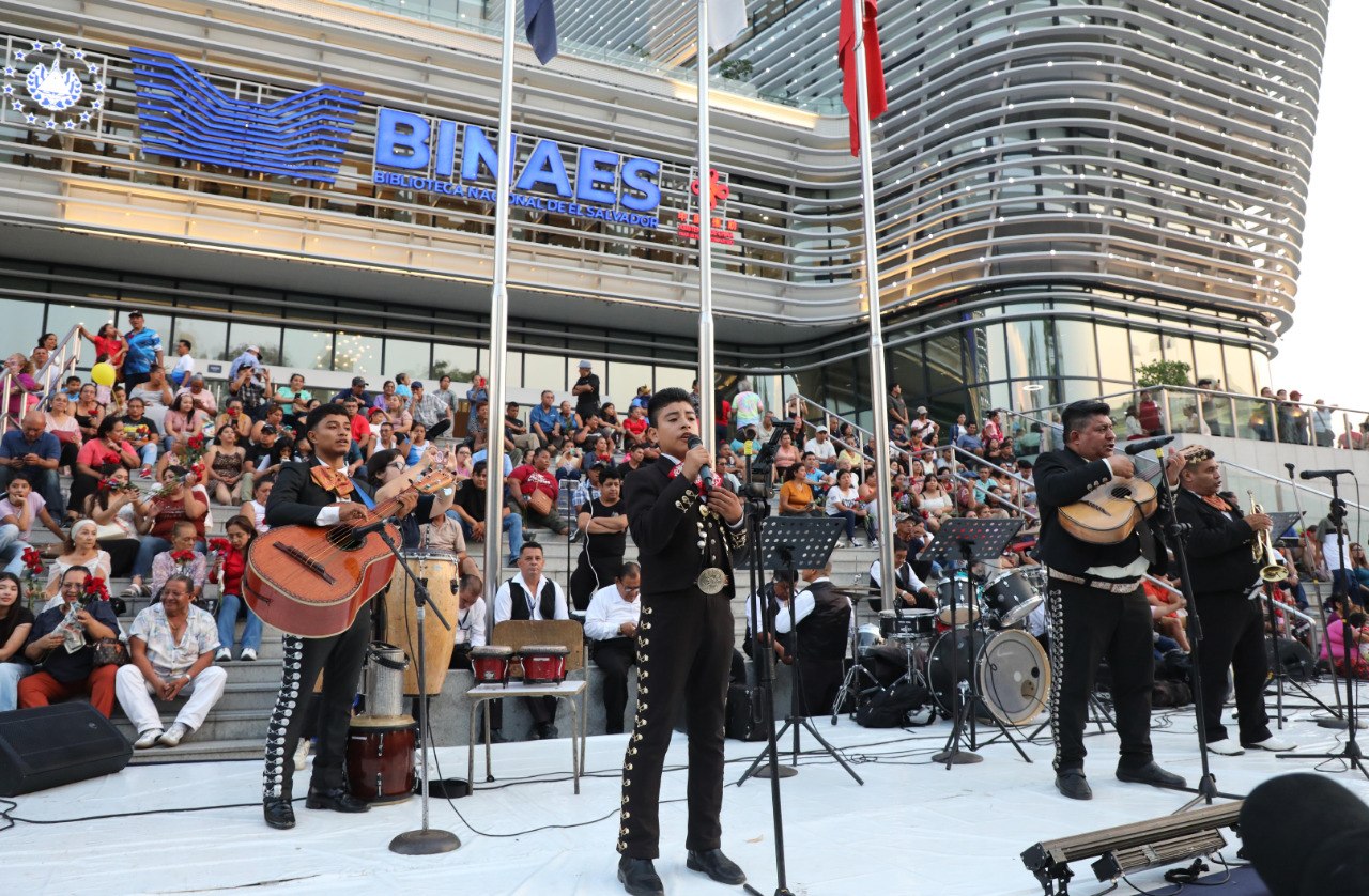 Alcaldía de San Salvador celebra a las madres con rosas y serenatas en el Centro Histórico