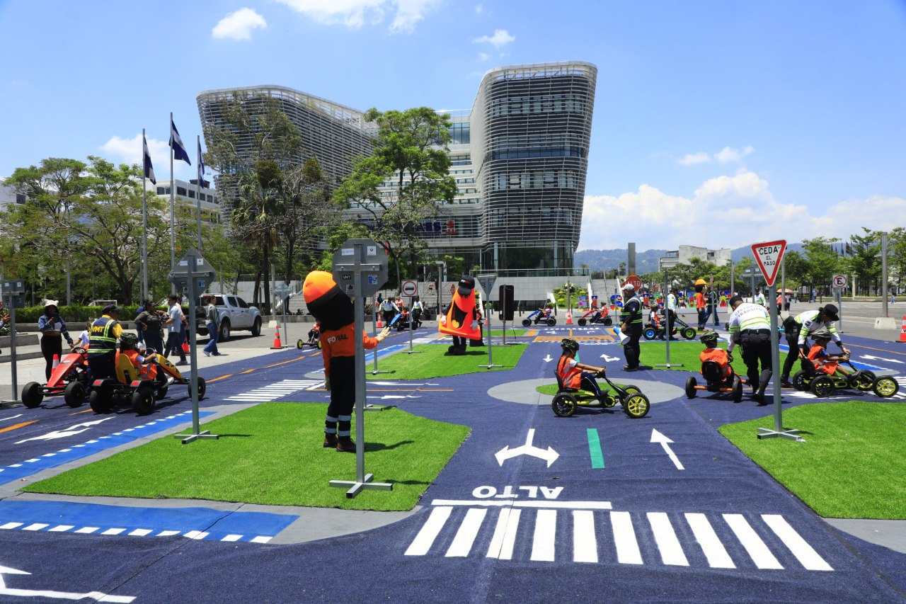 Menores aprenden sobre seguridad vial con actividades interactivas en la plaza Gerardo Barrios