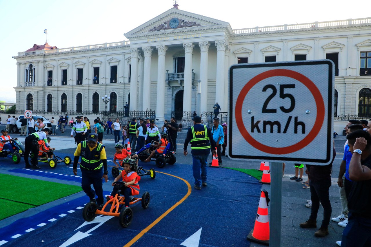 Alfombra de simulación vial tuvo mucha afluencia de niños en su primer día en el Centro Histórico