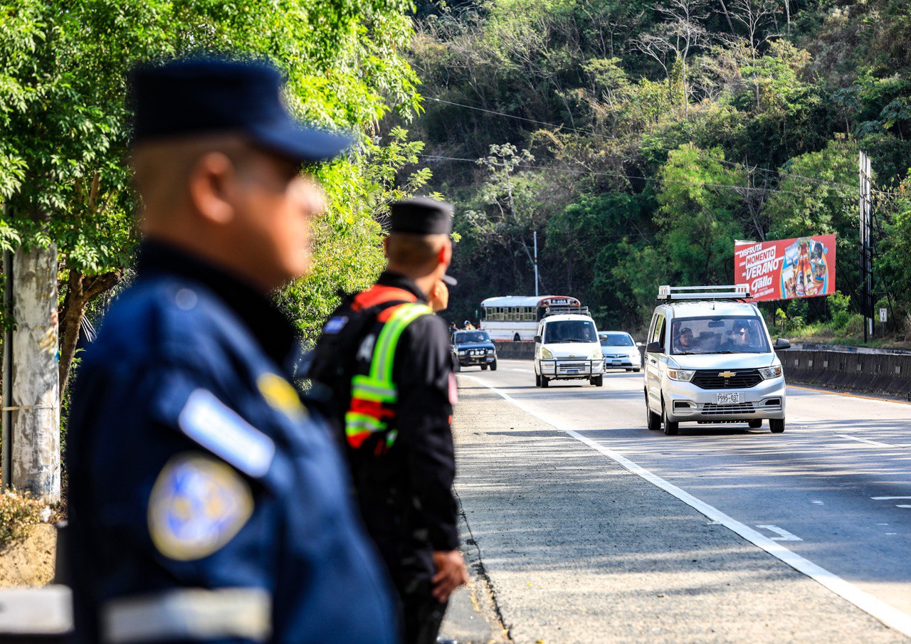 Anuncian cierres parciales y totales en carretera al puerto de La Libertad por instalación de pasarela