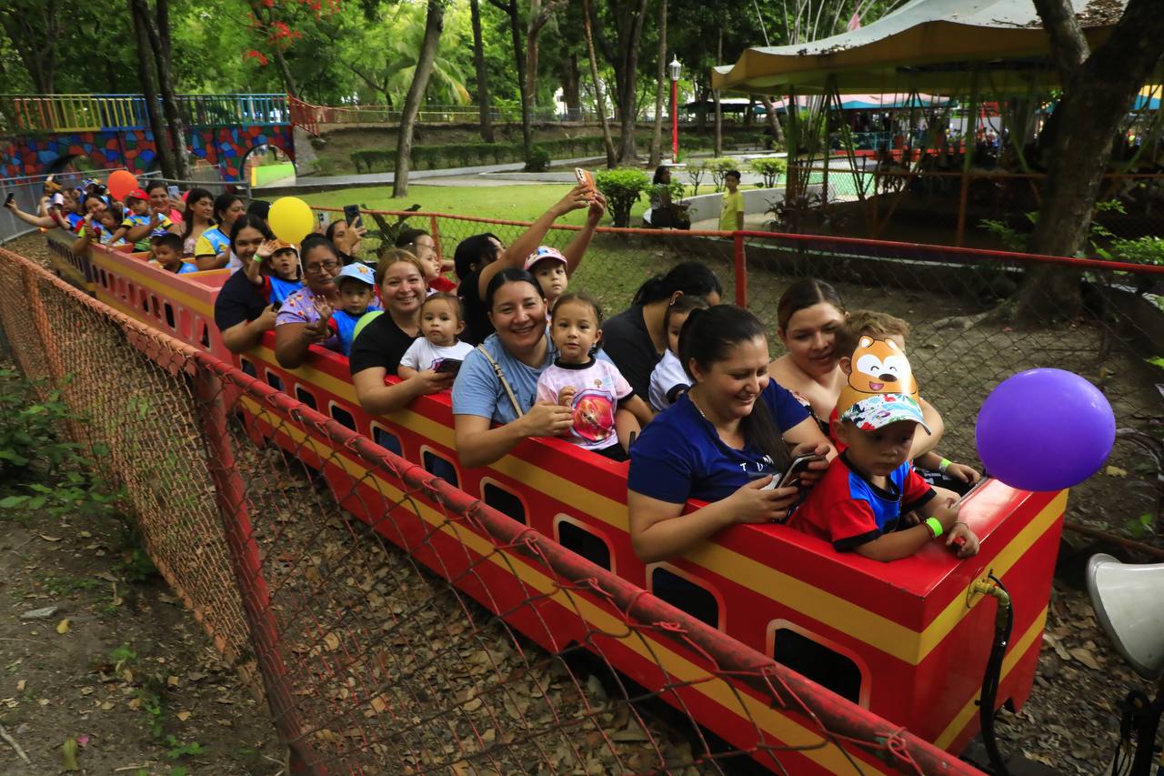Más de 230 niños disfrutan de juegos lúdicos en el Parque Infantil de Diversiones