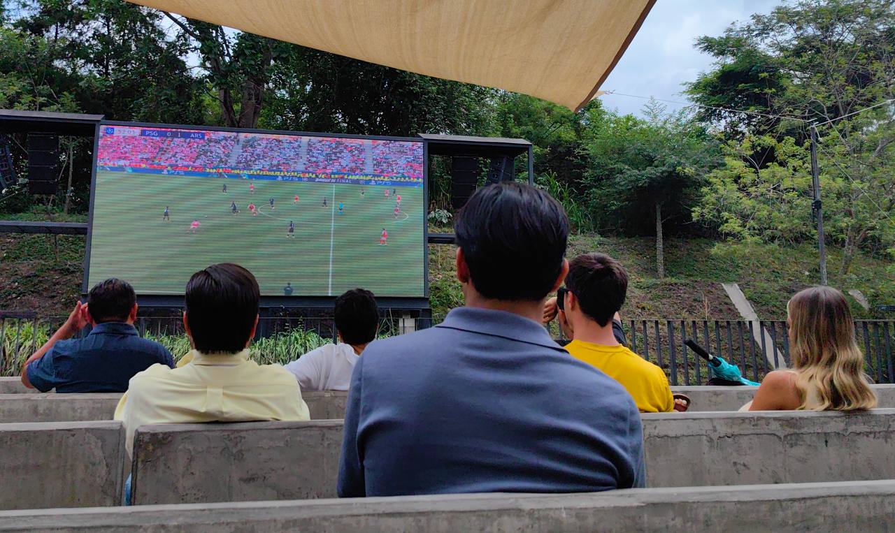 Salvadoreños disfrutaron en el cine al aire libre la final de la Champions League