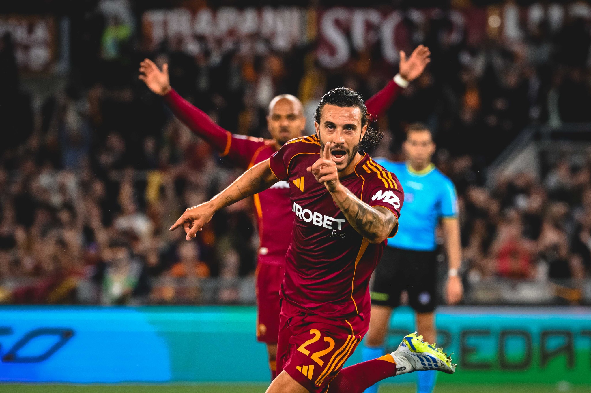 La Roma golea a la Fiorentina y sigue en la pugna por la próxima Champions