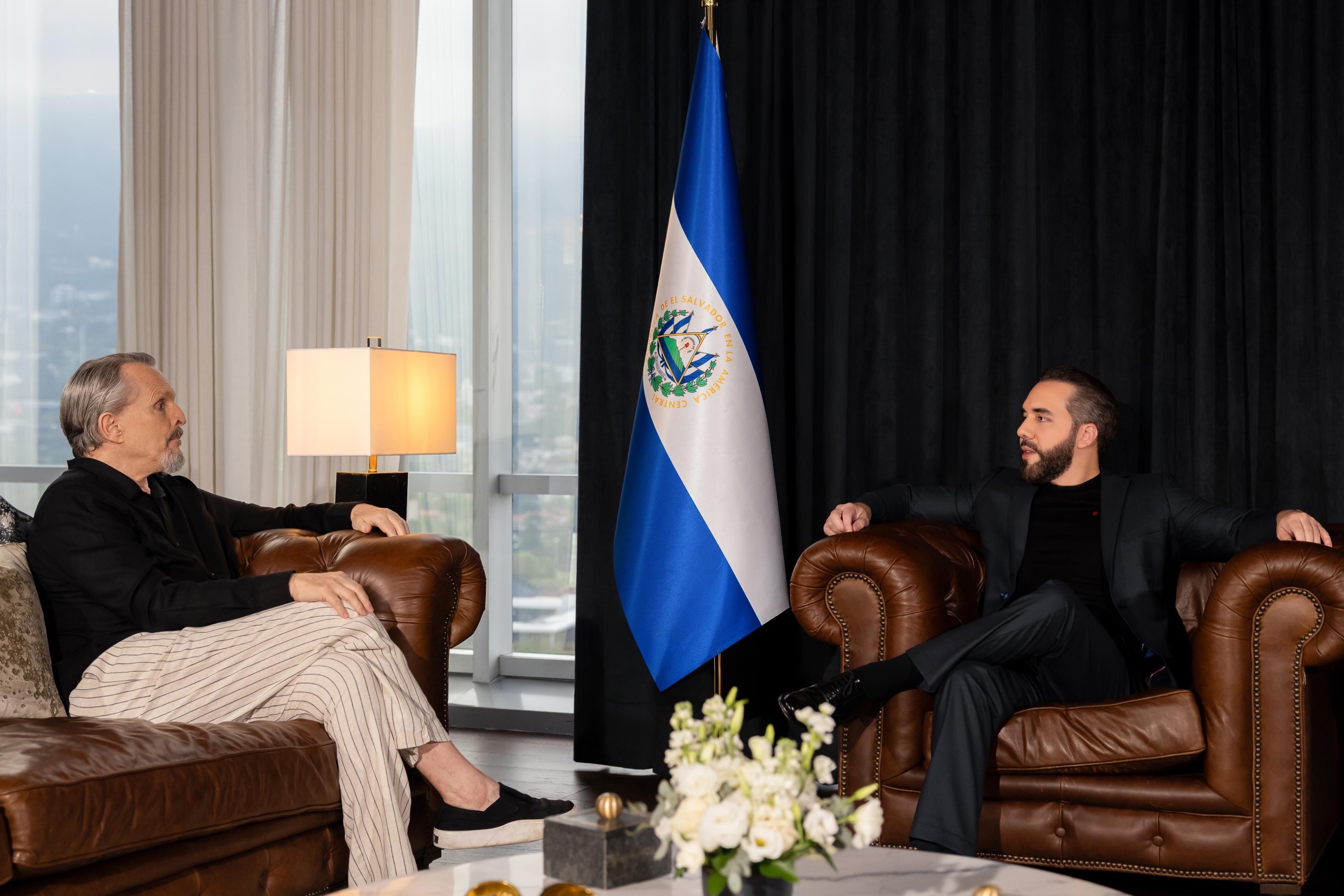 «Enhorabuena por su liderazgo al frente de El Salvador»: Miguel Bosé a Nayib Bukele