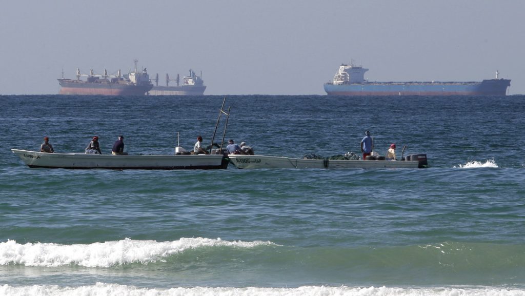 Trump dice que EE.UU. escoltará barcos a través del estrecho de Ormuz desde el lunes