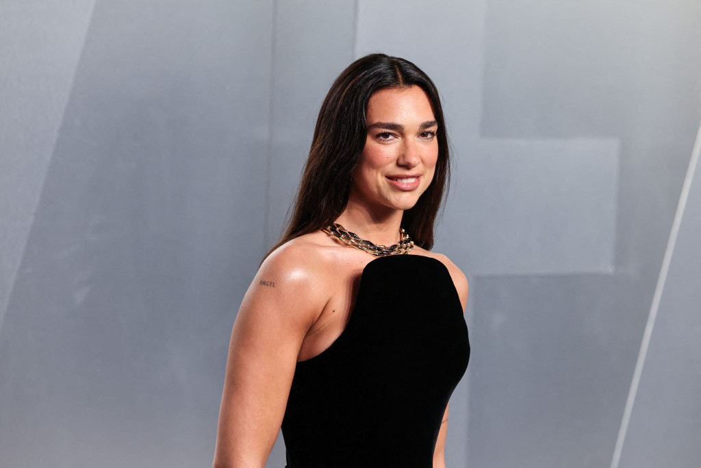 Dua Lipa exige a Samsung en EE.UU. por utilización indebida de su imagen