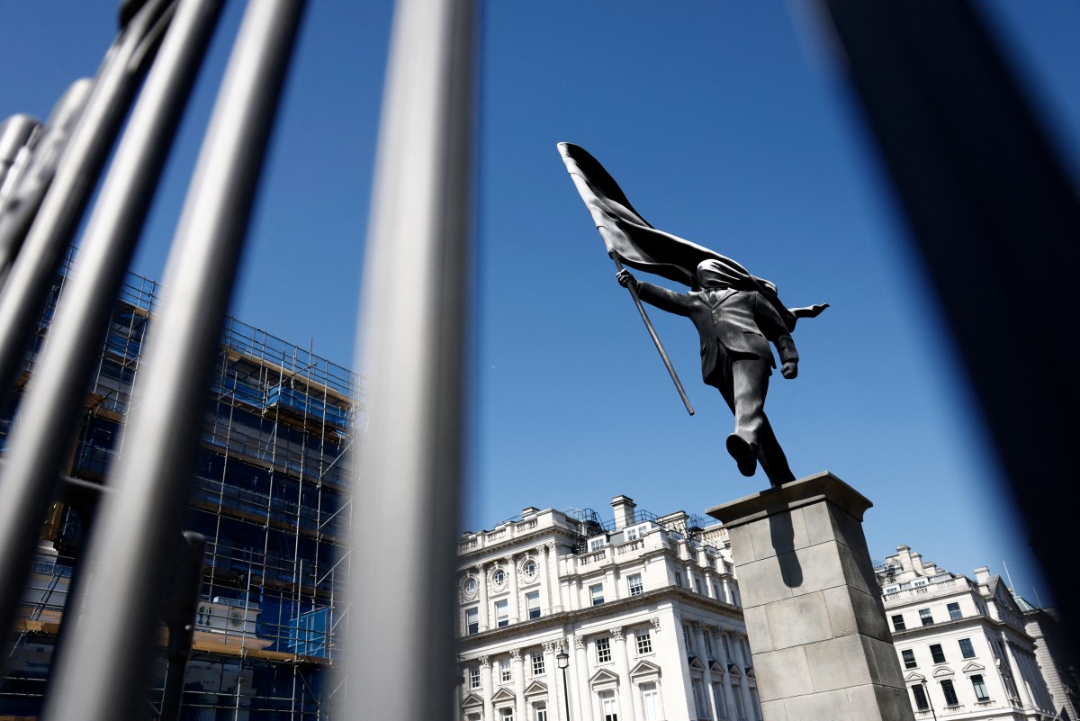Banksy confirma ser el autor de estatua de un hombre agitando una bandera en Londres