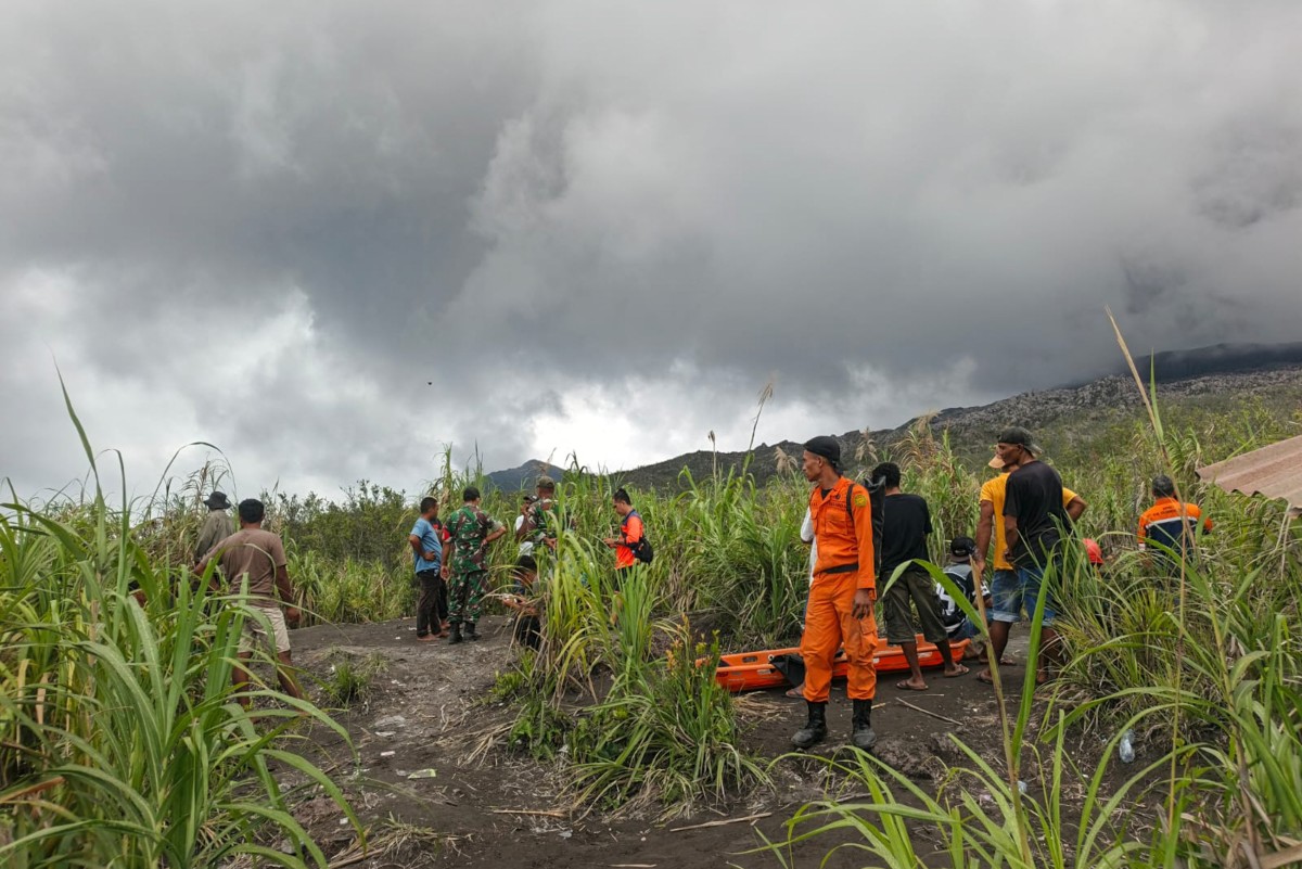 Tres excursionistas mueren en la erupción de un volcán en Indonesia