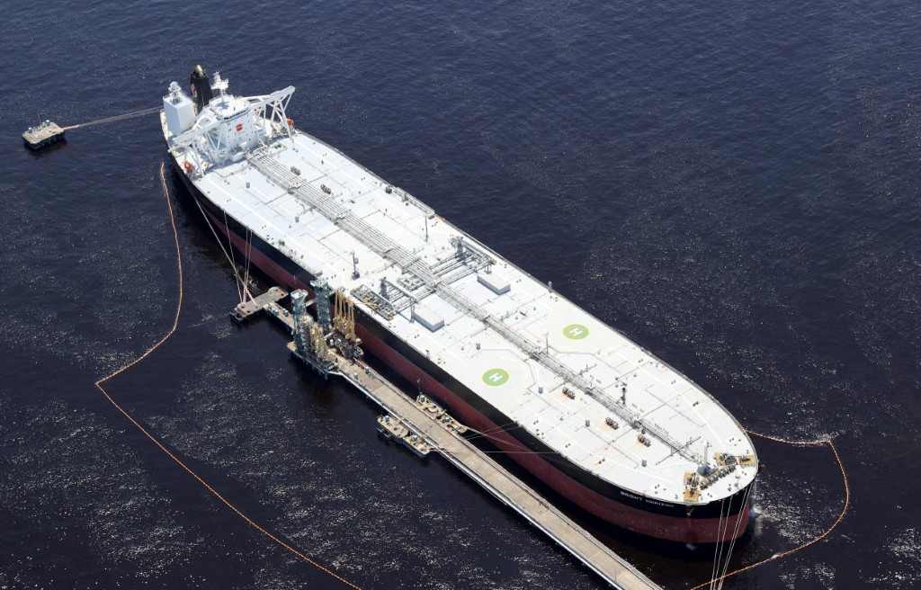 Irán permite el paso de más barcos por el estrecho de Ormuz, según la televisión estatal