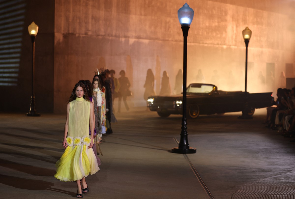 Dior rinde homenaje al Hollywood dorado con su desfile Cruise en Los Ángeles