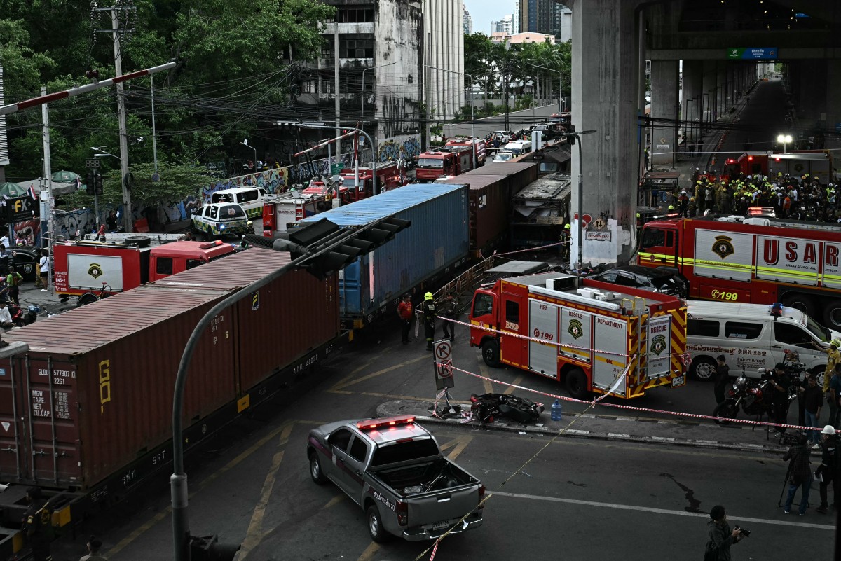 Al menos 8 muertos en Bangkok al colisionar un tren y un autobús