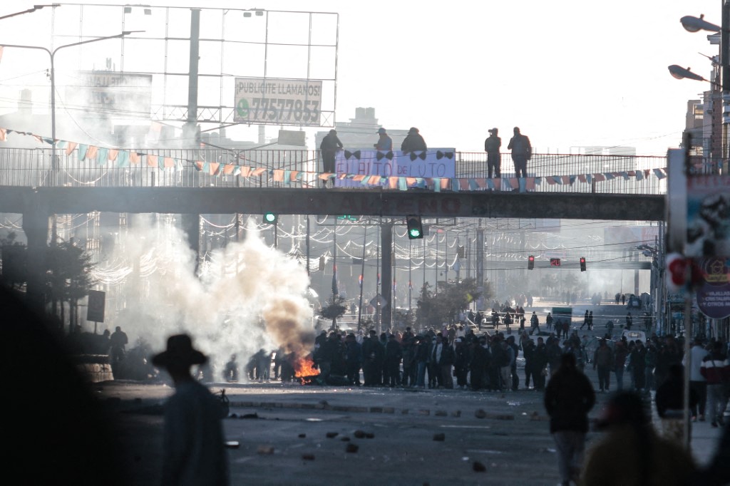 Bloqueos de carretera en Bolivia contra el gobierno persisten pese a operativos