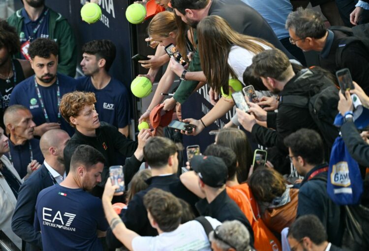 El italiano Jannik Sinner regresa este año a Roland Garros, con la aureola de favorito al título. Fotos/ AFP