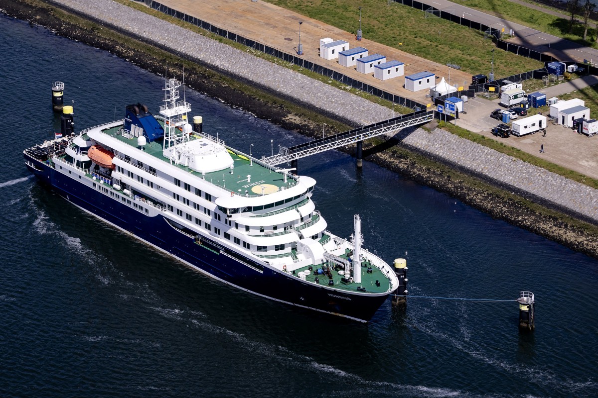 El crucero afectado por el brote de hantavirus llega al final de su travesía