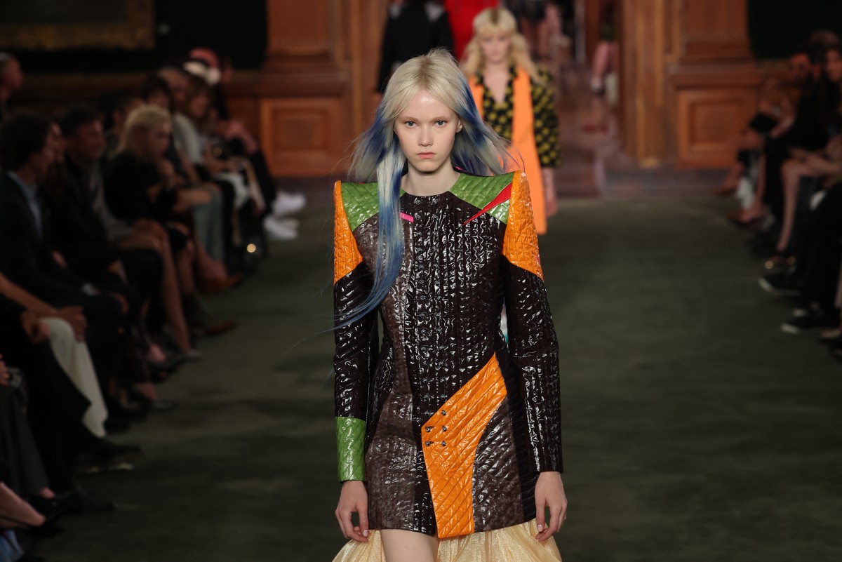Volantes, cuero motero y celebridades, a juego en el desfile de Louis Vuitton en Nueva York