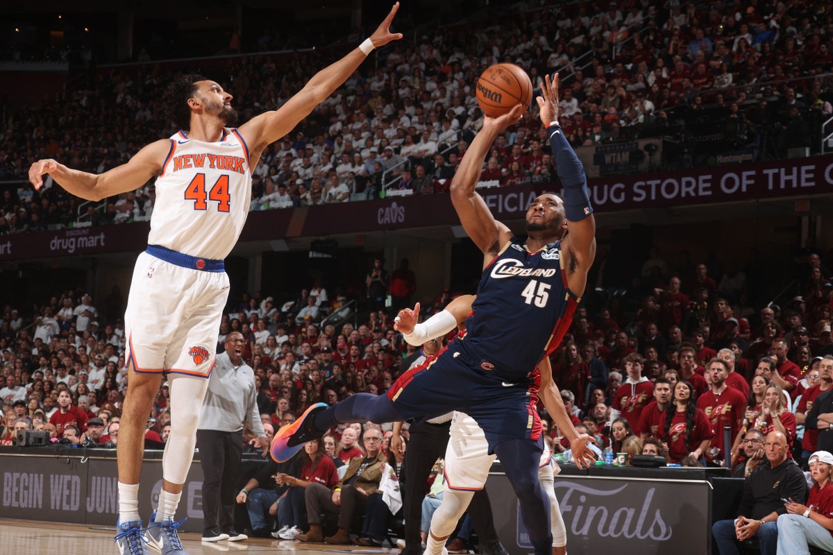Los Knicks asaltan Cleveland y ponen pie y medio en las Finales de NBA