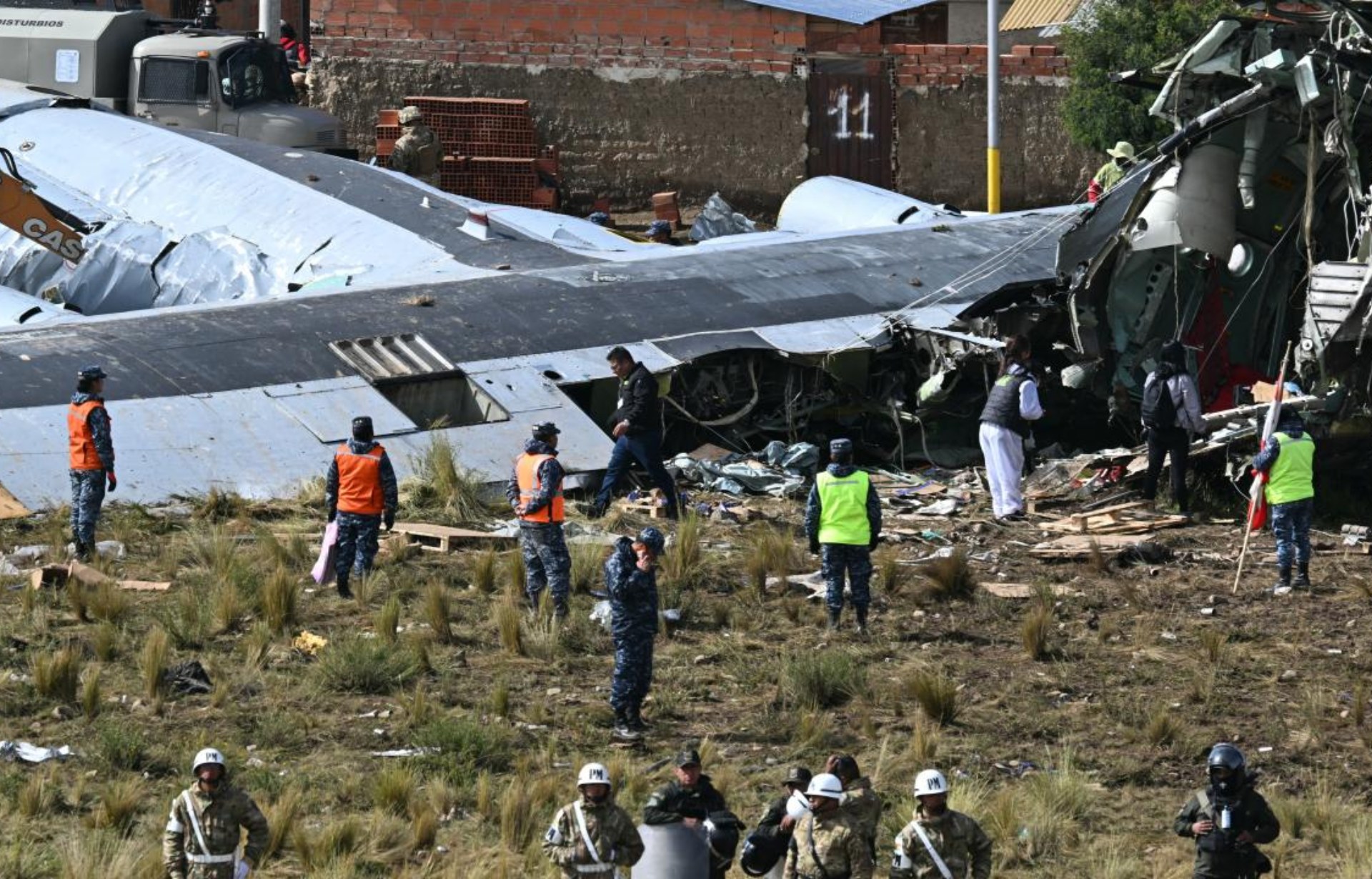 Detienen en Bolivia a pilotos de avión accidentado con más de 20 muertos