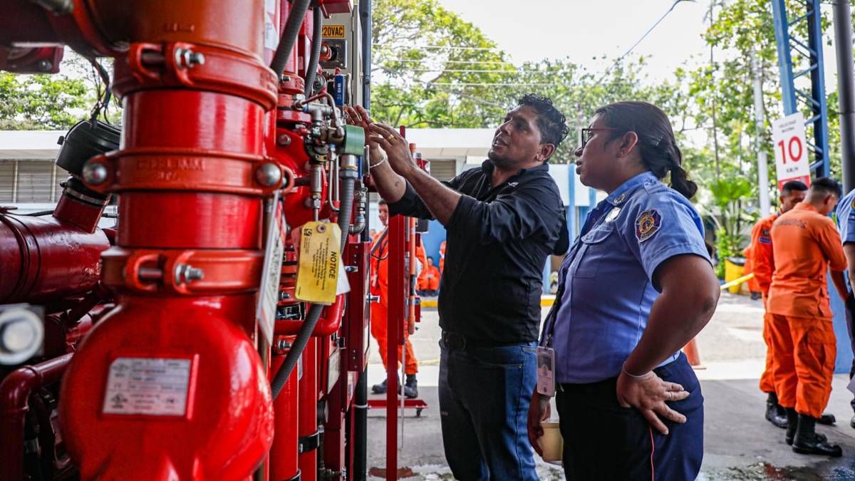 Bomberos verifican sistemas de protección contra incendios en edificios