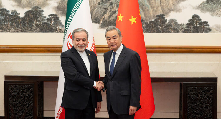 Diálogo. El canciller Wang Yi se reunió con el ministro de Relaciones Exteriores iraní, Seyyed Abbas Araghchi. Foto: Xinhua