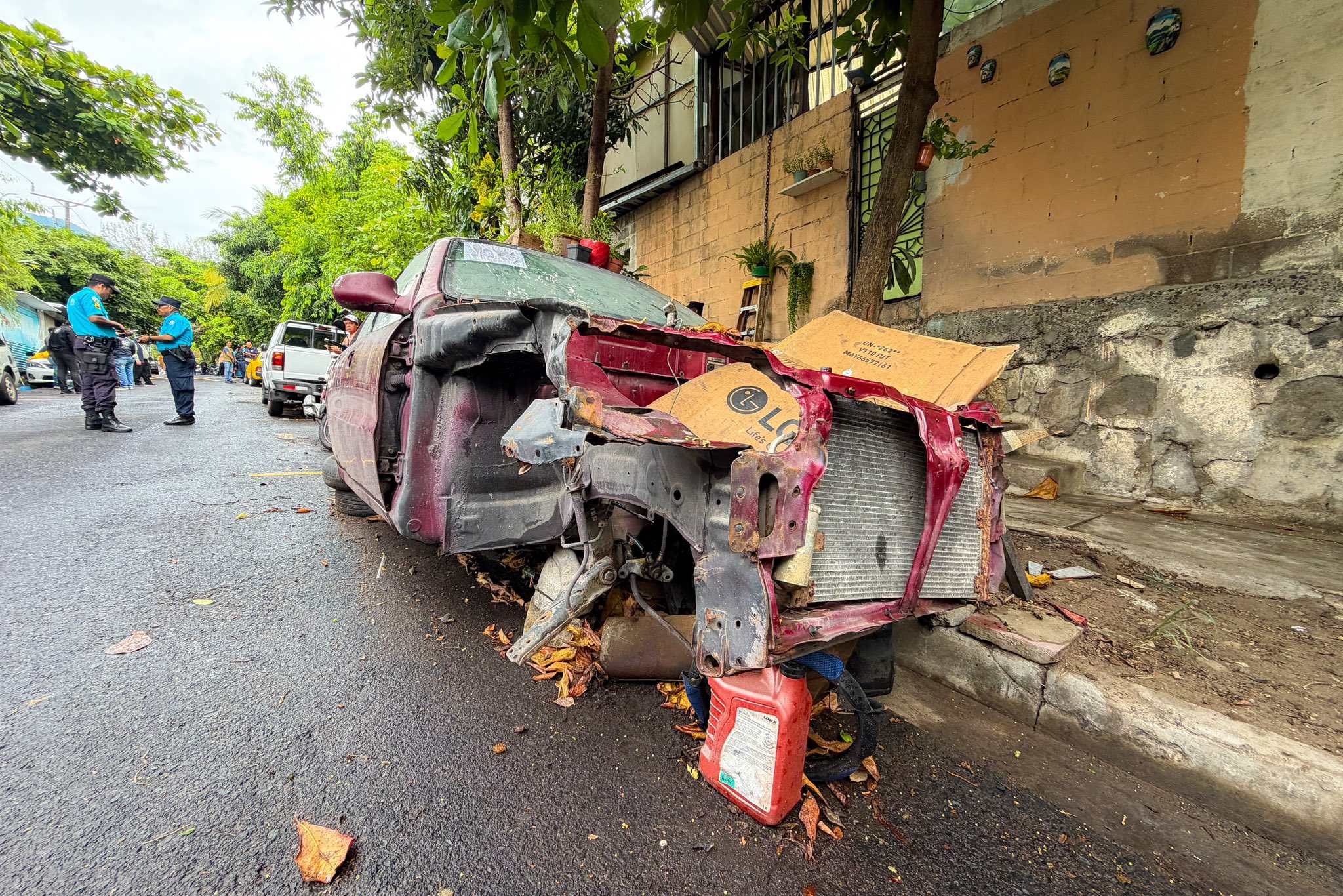 Alcaldía de San Salvador Centro retira vehículos abandonados en Mejicanos