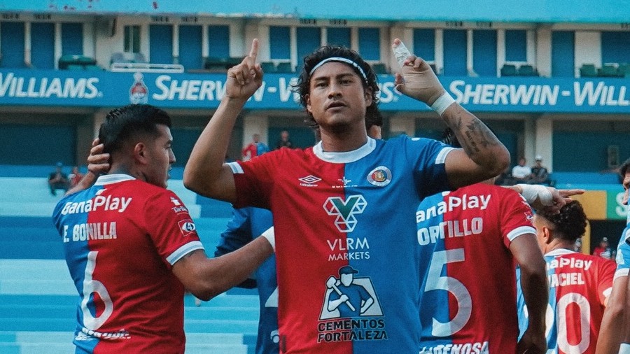 «El Fantasma» se queda en FAS