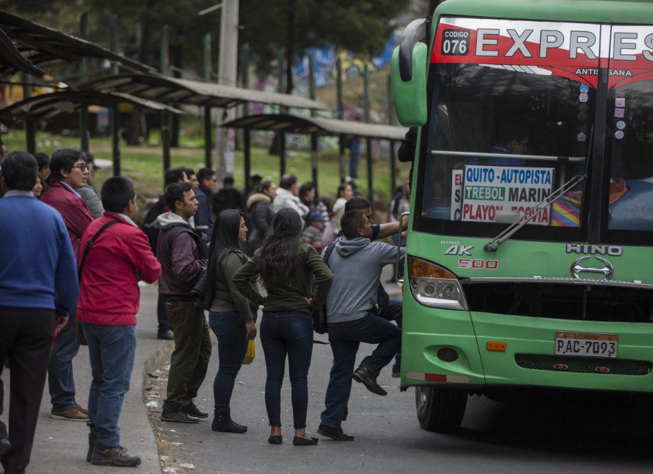 Capital ecuatoriana colapsa por protesta de transportistas que exigen alza de tarifas ante alto costo del diésel