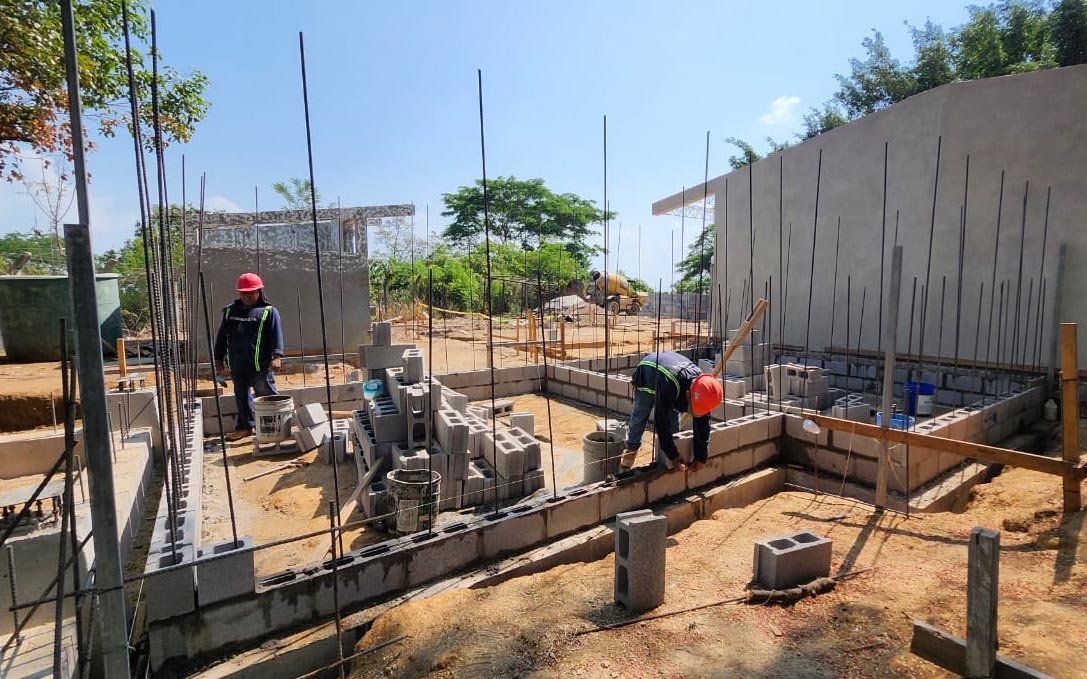 Dos escuelas por día es una megaobra, afirma docente