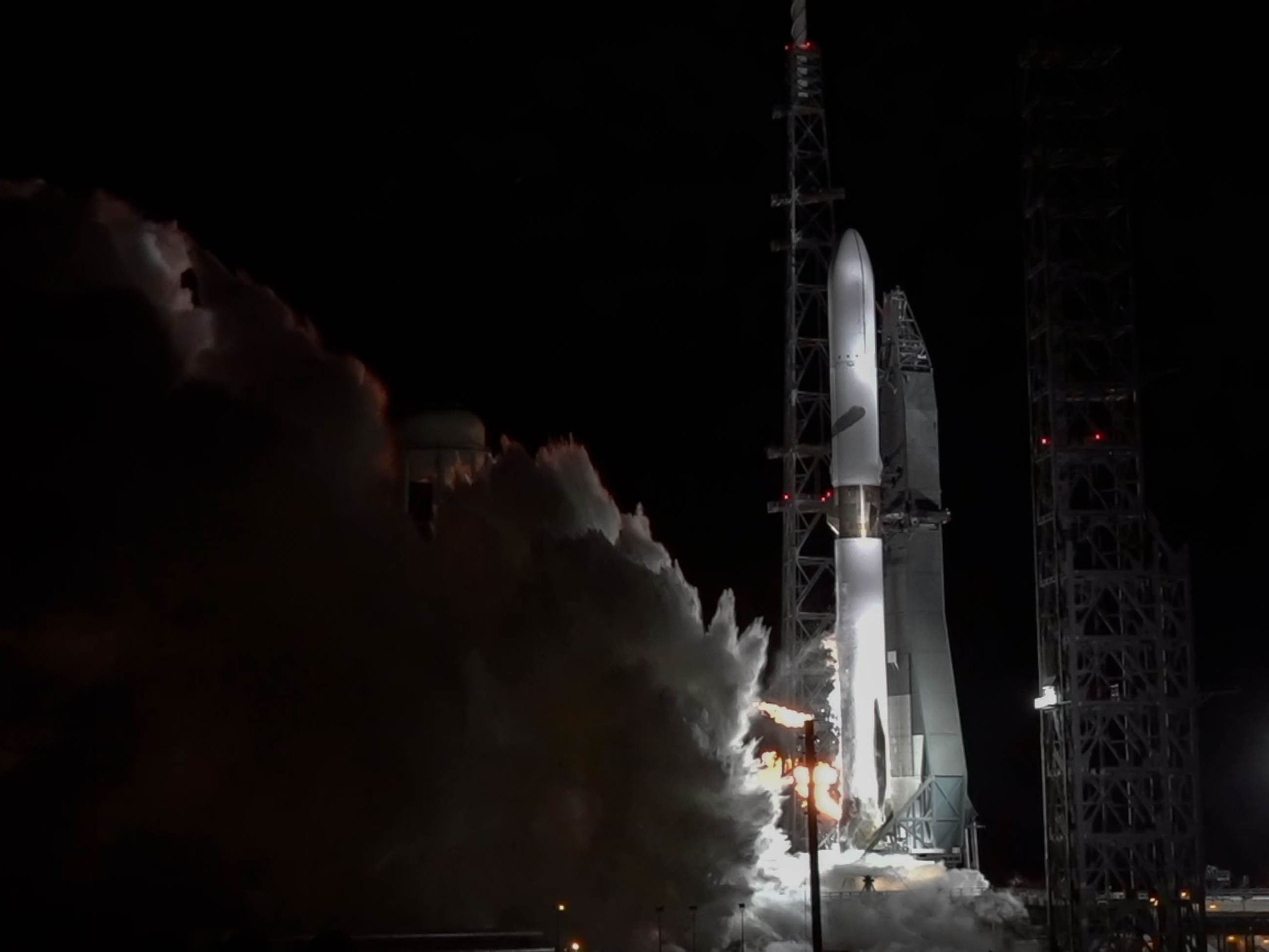 Cohete de Blue Origin explota en plataforma de lanzamiento durante prueba