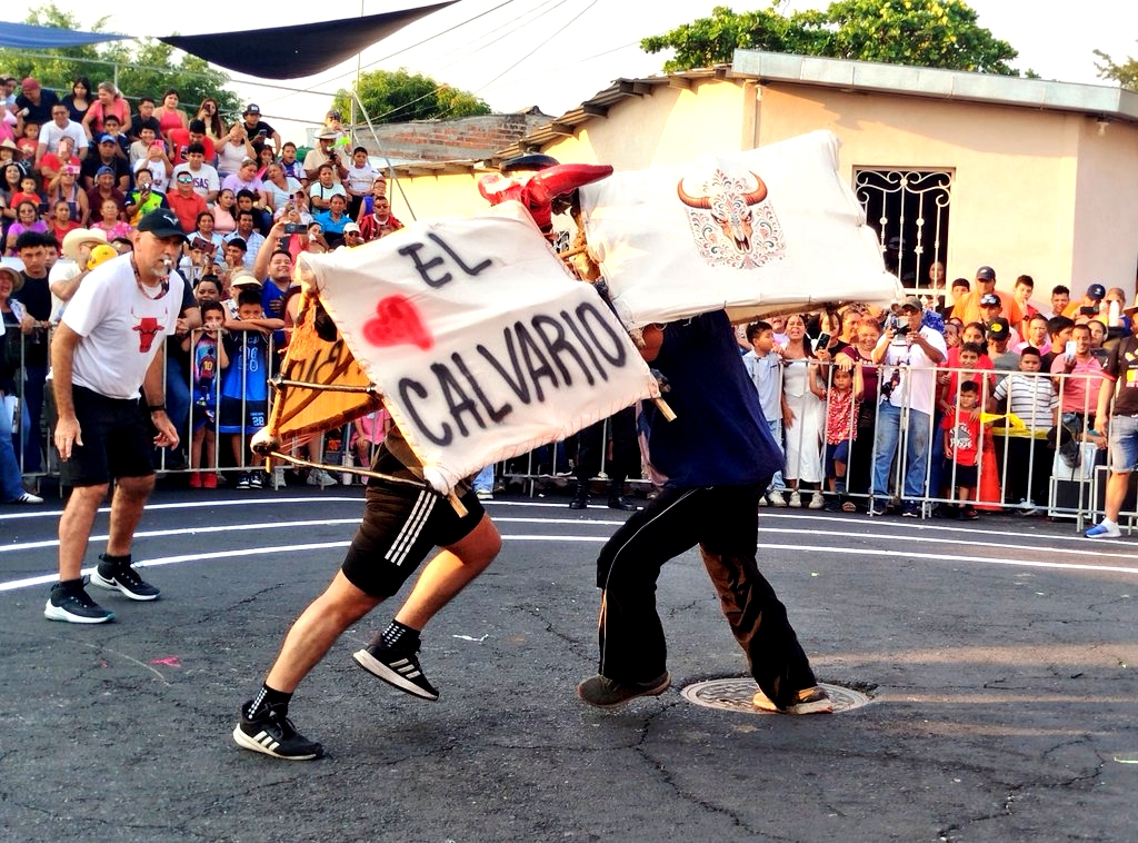 Llevan a cabo una pelea de toros en San Juan Nonualco, La Paz