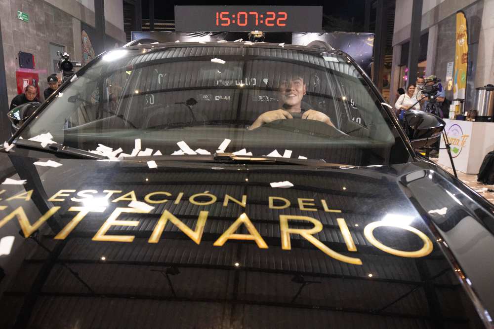 Radio El Salvador entregó el premio del centenario