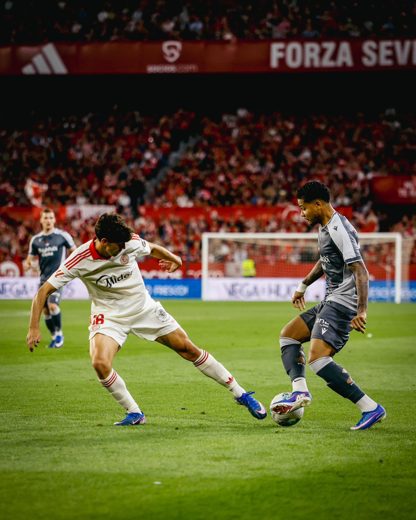Un gol de Alexis Sánchez saca al Sevilla de la zona de descenso en España