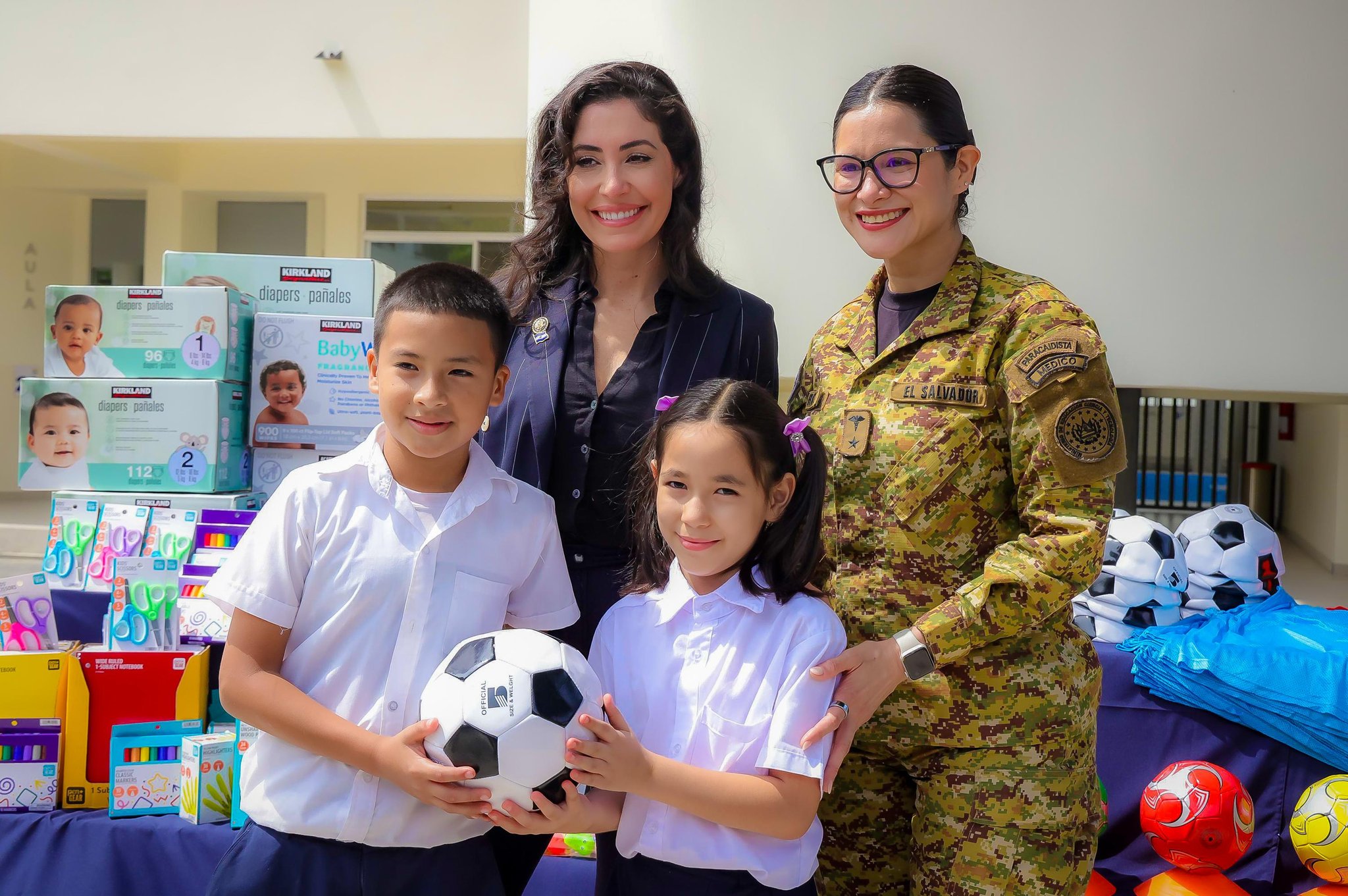 EE. UU. dona implementos deportivos a escuela de Santa Tecla para fortalecer educación integral